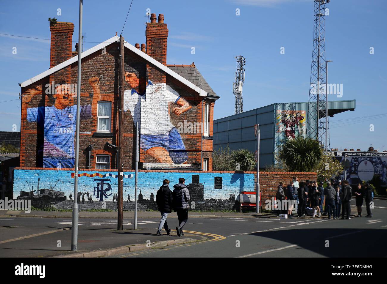 Birkenhead, Royaume-Uni. 06 avril 2026. Les fans se rassemblent devant Ian Muir et Ray Mathias TRFC mural de Paul Curtis sur une maison en face du stade de Prenton Park. EFL Skybet Football League Two match, Tranmere Rovers v Colchester United à Prenton Park, Birkenhead, Wirral le lundi 6 avril 2026. Cette image ne peut être utilisée qu'à des fins éditoriales. Usage éditorial exclusif, .pic par Chris Stading/ crédit : Andrew Orchard sports Photography/Alamy Live News Banque D'Images