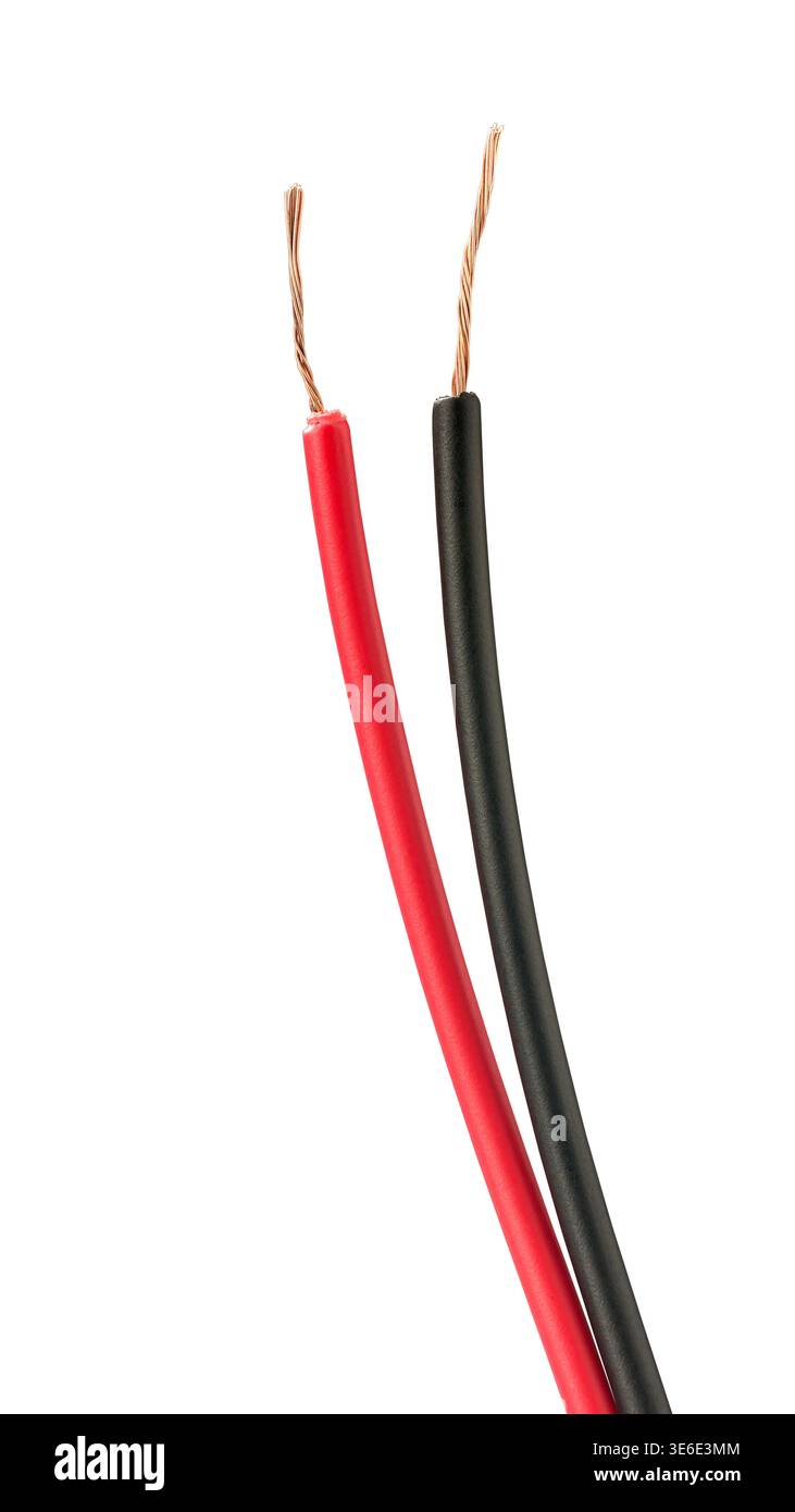 fils électriques rouges et noirs avec brins conducteurs en cuivre métallique dénudés fond blanc isolé, isolation en plastique flexible, vue rapprochée Banque D'Images