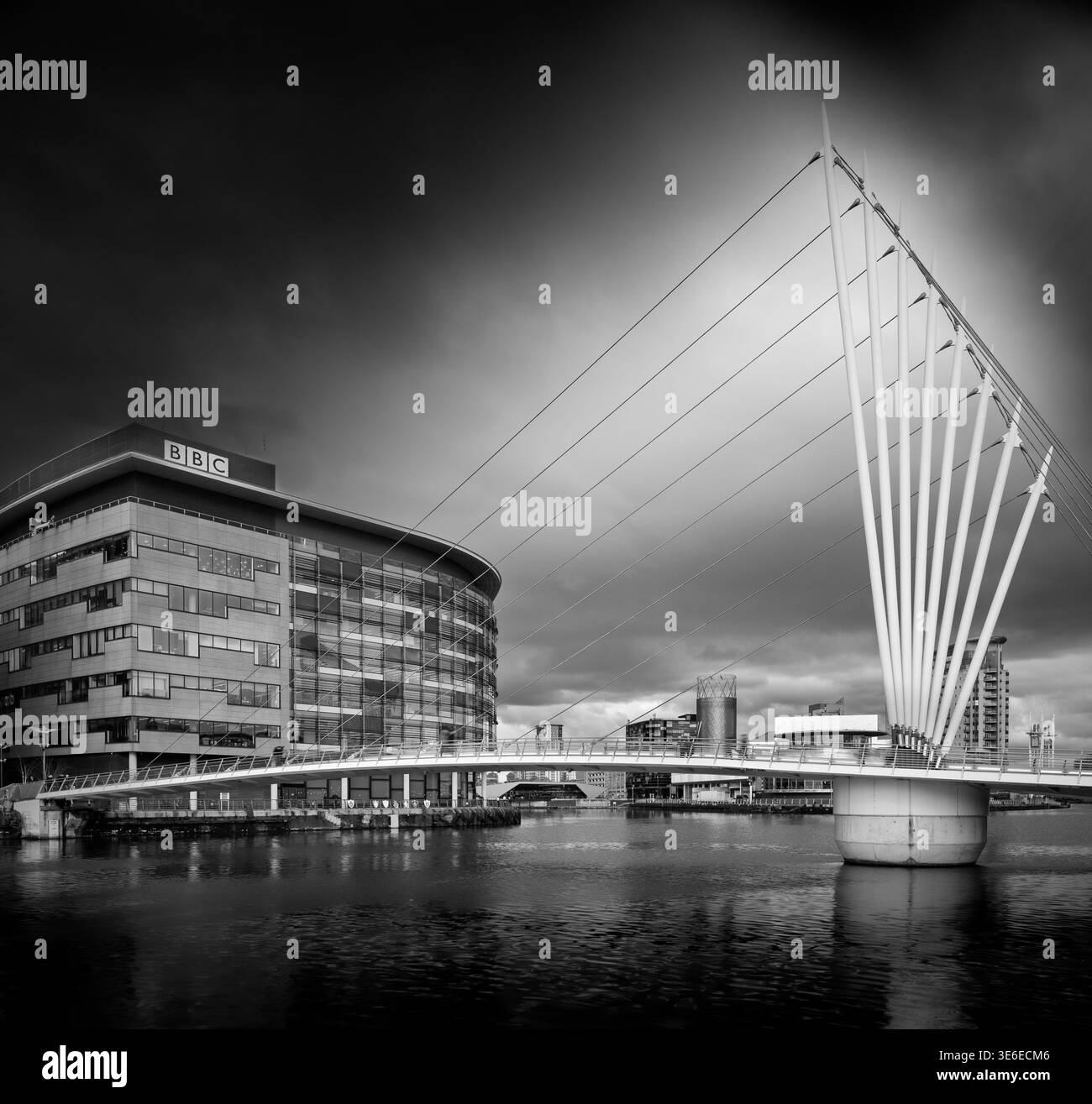 BBC MediaCityUK bâtiment et Salford Quays passerelle pivotante en monochrome dramatique, Media City, Salford, Greater Manchester, Angleterre. Banque D'Images