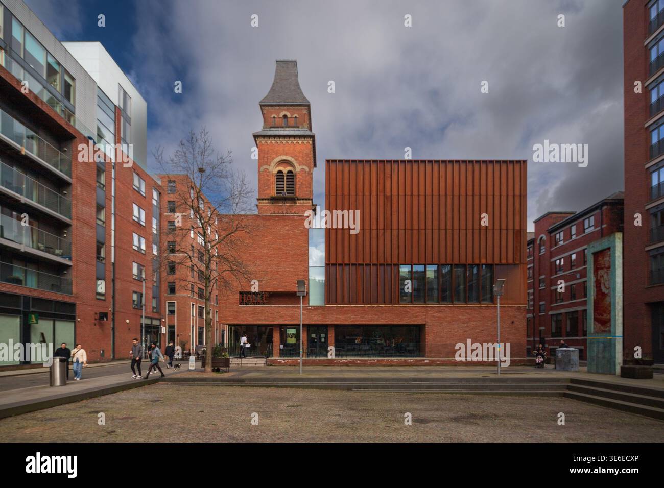 Lieu artistique de Hallé St Peter, Ancoats, Manchester, avec extension en acier Cor-TEN, tour victorienne et piétons sur la place. Banque D'Images