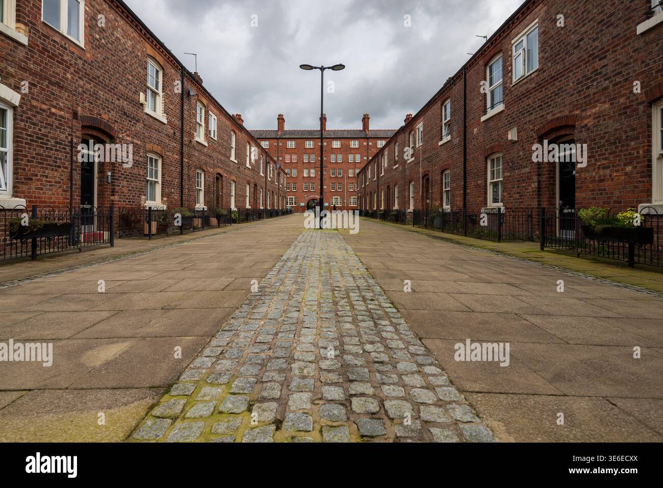 Vue depuis Anita Street, Ancoats, Manchester regardant vers Victoria Square complexe de logements sociaux par une journée de printemps sèche avec des nuages spectaculaires. Banque D'Images