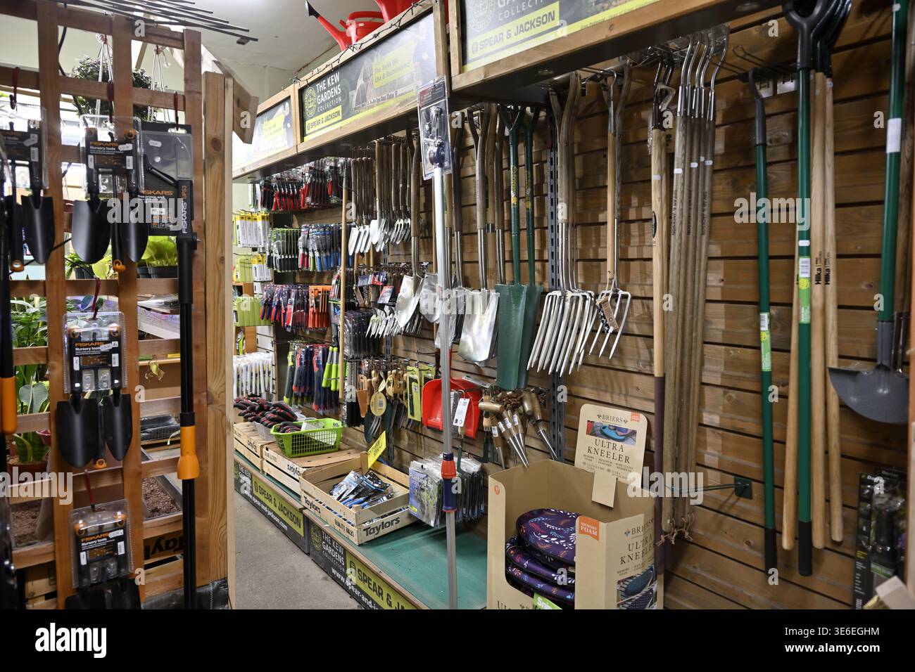 Centre de jardinage intérieur avec étagères suspendues d'outils de jardinage en vente, Royaume-Uni Banque D'Images