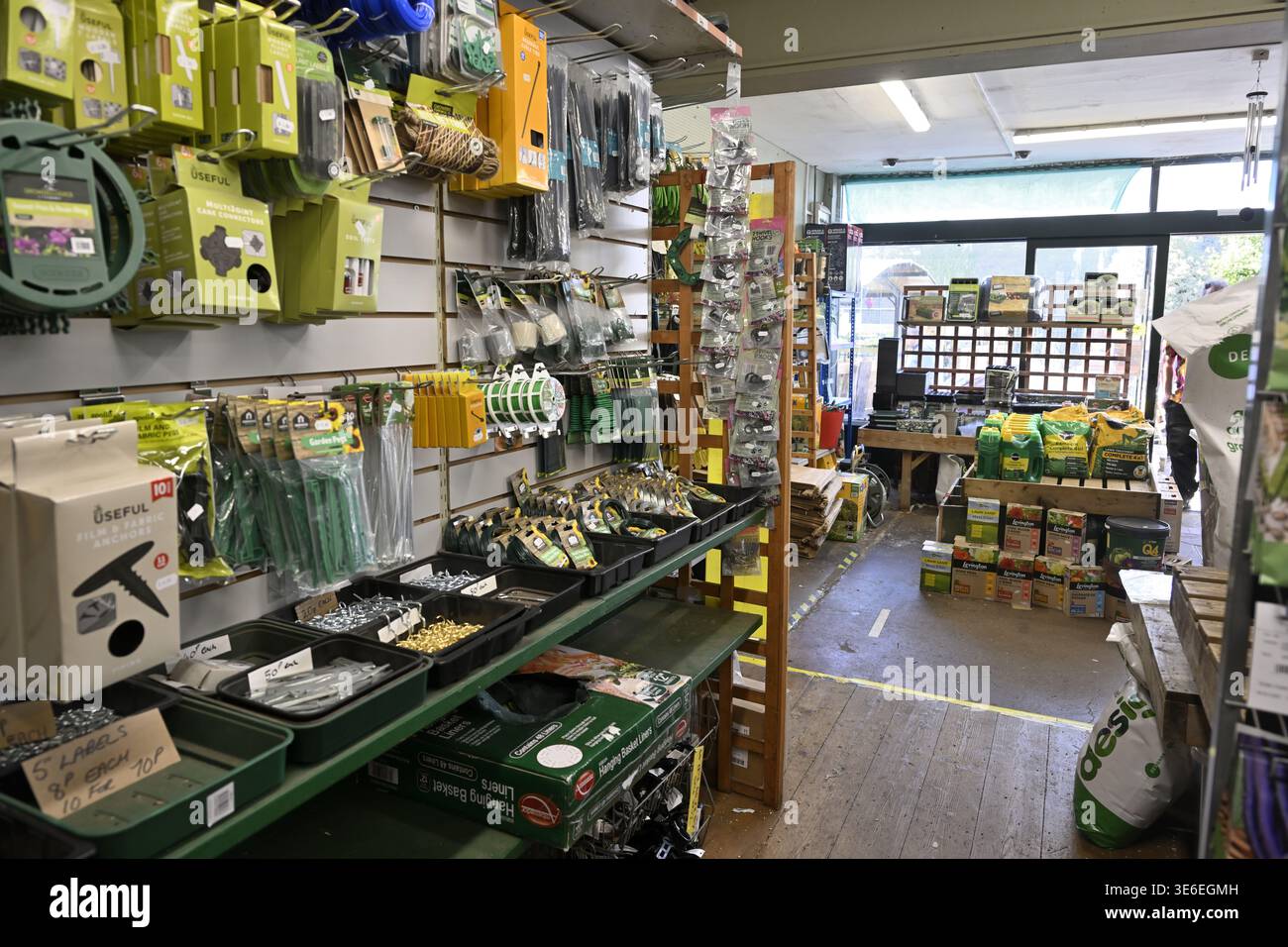 Centre de jardinage intérieur avec présentoirs de fournitures et d'outils de jardin, Royaume-Uni Banque D'Images