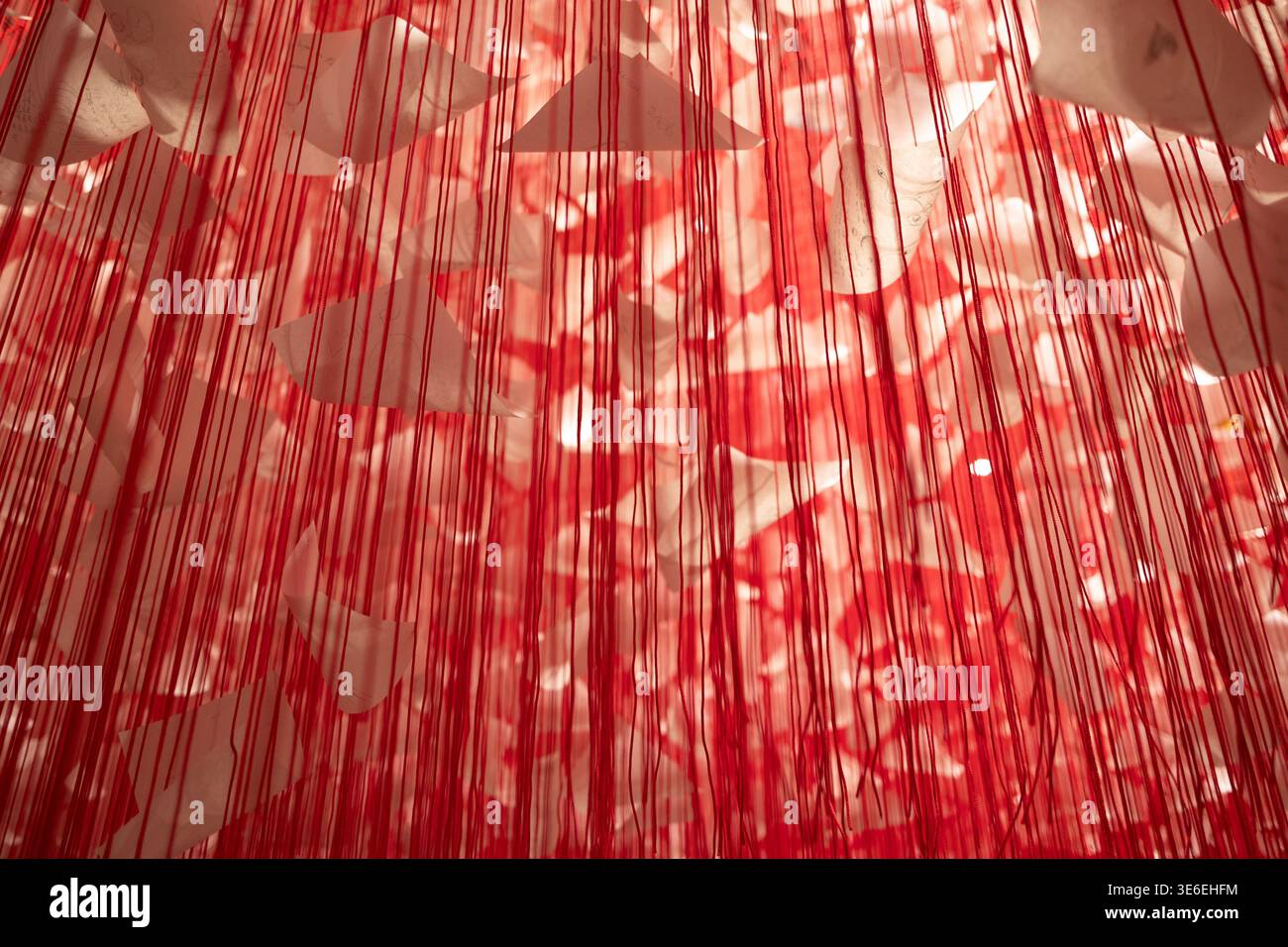 Londres, Royaume-Uni. Installation de Chiharu Shiota à Hayward Gallery, Southbank Centre Banque D'Images
