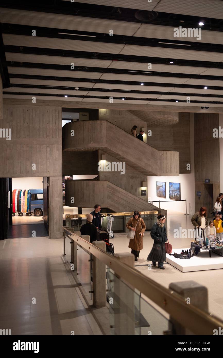 Londres, Royaume-Uni. Visiteurs à l'intérieur de la Hayward Gallery au Southbank Centre Banque D'Images