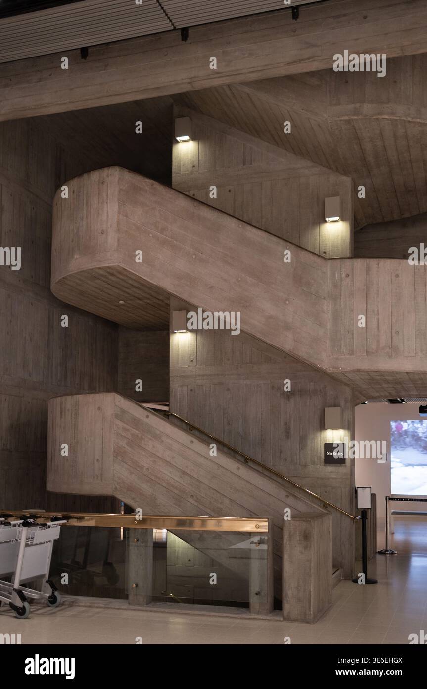 Intérieur d'escalier en béton brutaliste avec des formes géométriques et un éclairage doux Banque D'Images