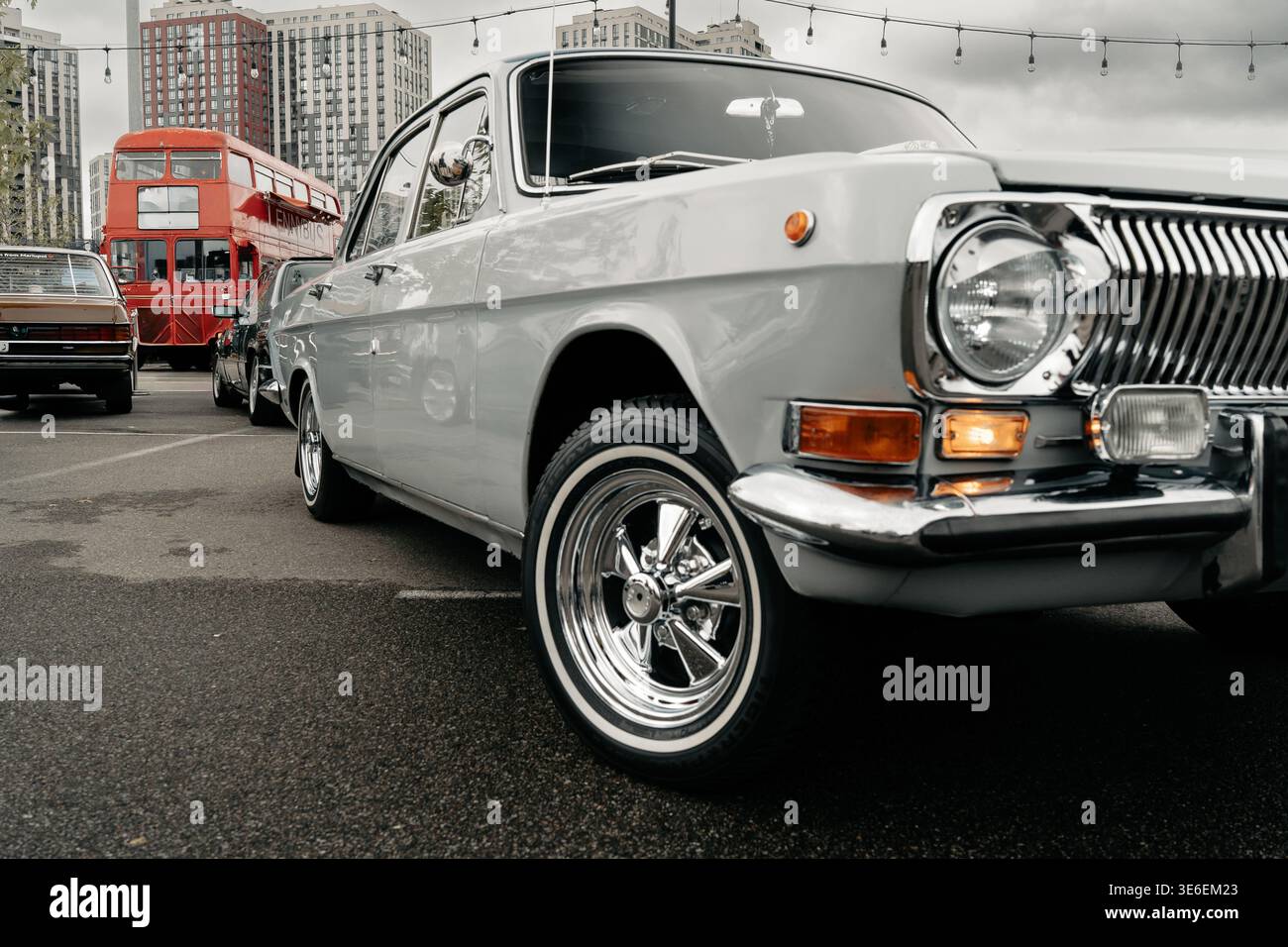 Kiev, Ukraine - 12 octobre 2024 : vue latérale avant d'une berline blanche classique exposée au KyivCarFest à Kiev, Ukraine. Editorial Automotive Festival SC Banque D'Images