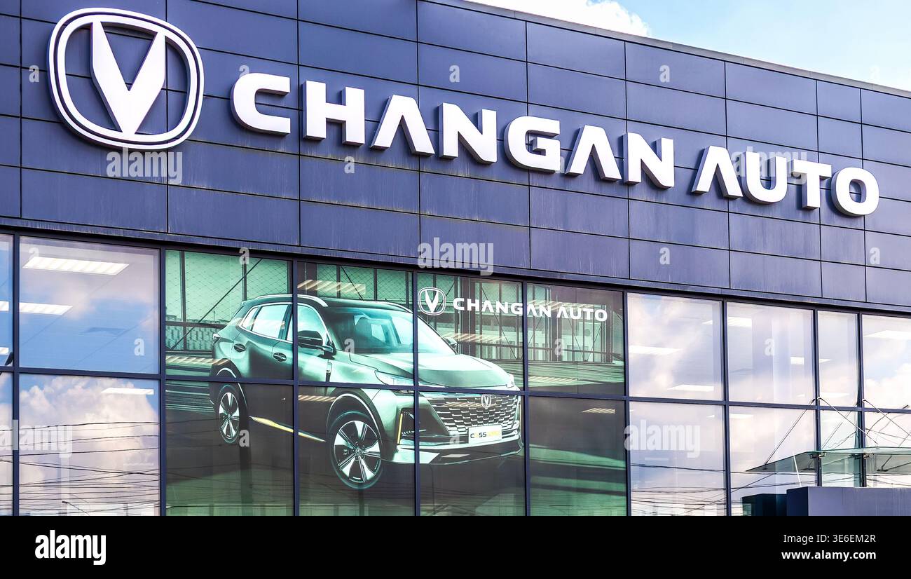 Samara, Russie - 26 avril 2024 : salle d'exposition automobile d'une marque chinoise Changan auto. Signe officiel de concession de Changan auto sur le mur du buil de bureau Banque D'Images