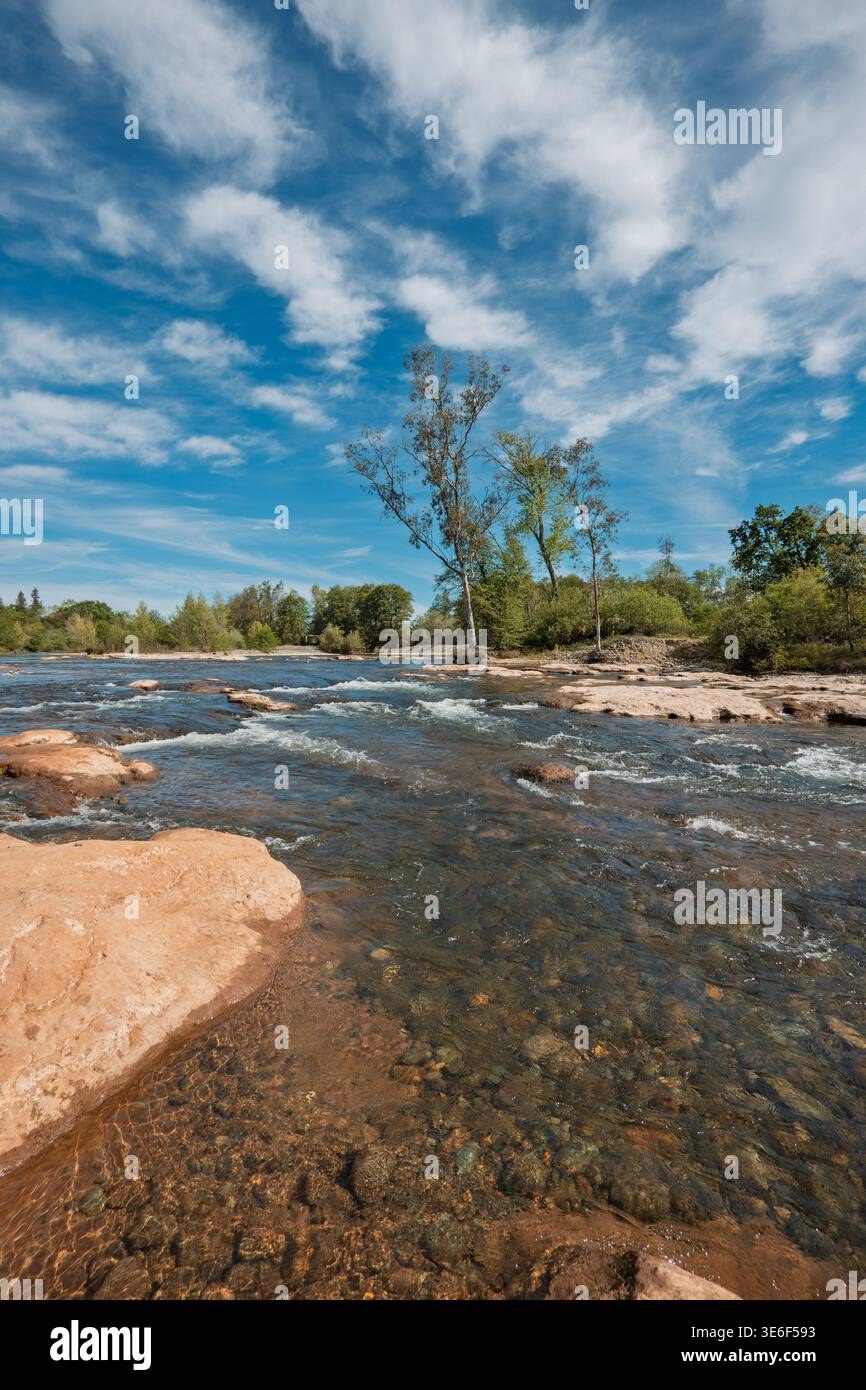 Les eaux peu profondes de la rivière American coulent sur des pierres lisses et des bancs d'argile Banque D'Images