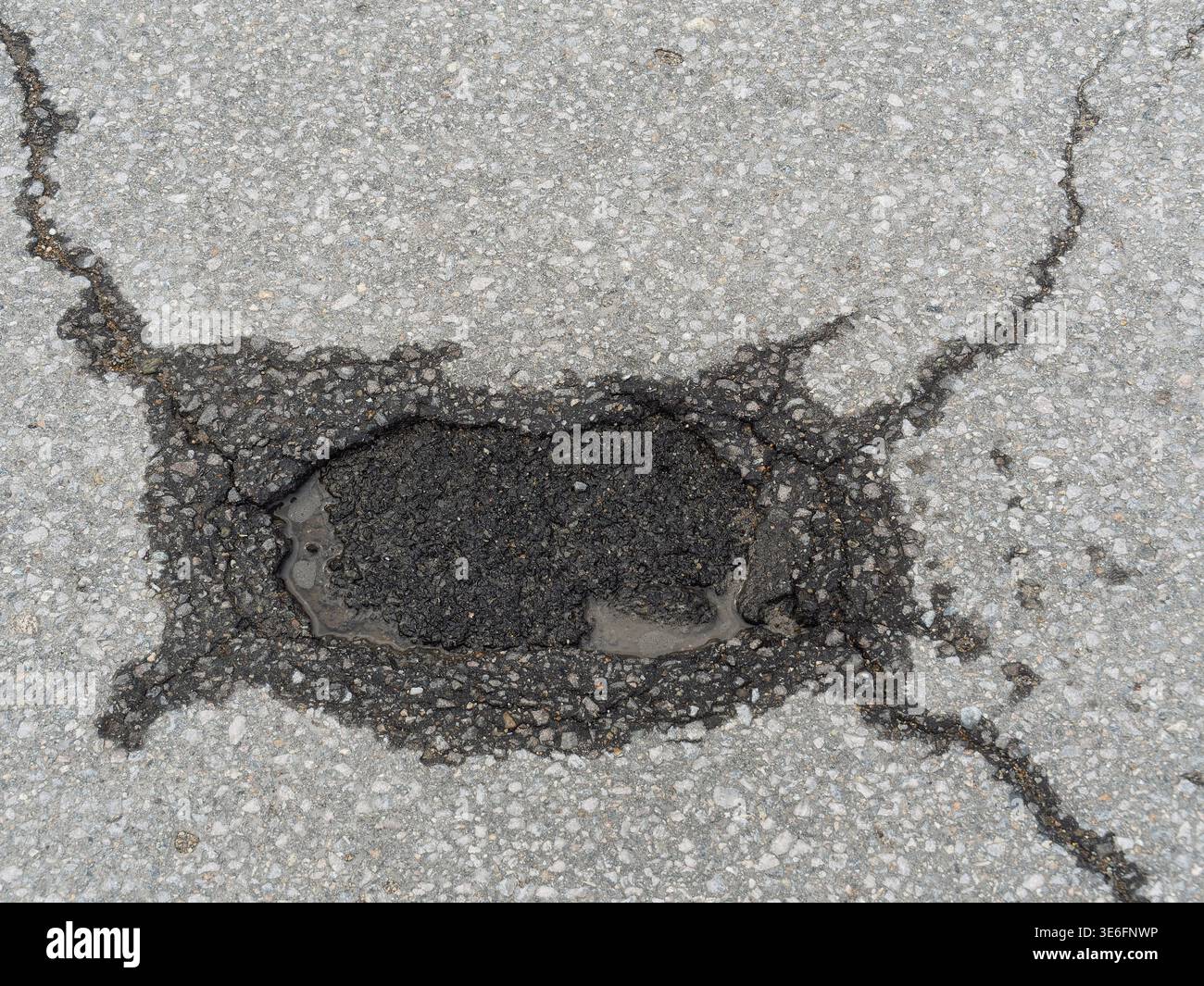 Fissure importante dans une surface asphaltée Banque D'Images