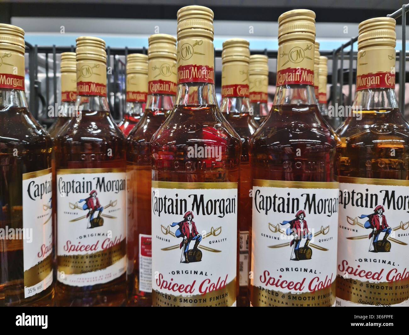 Kiel, Allemagne - 04. Mai 2024 : plusieurs bouteilles de boisson alcoolisée de marque Captain Morgan sur une étagère de supermarché Banque D'Images