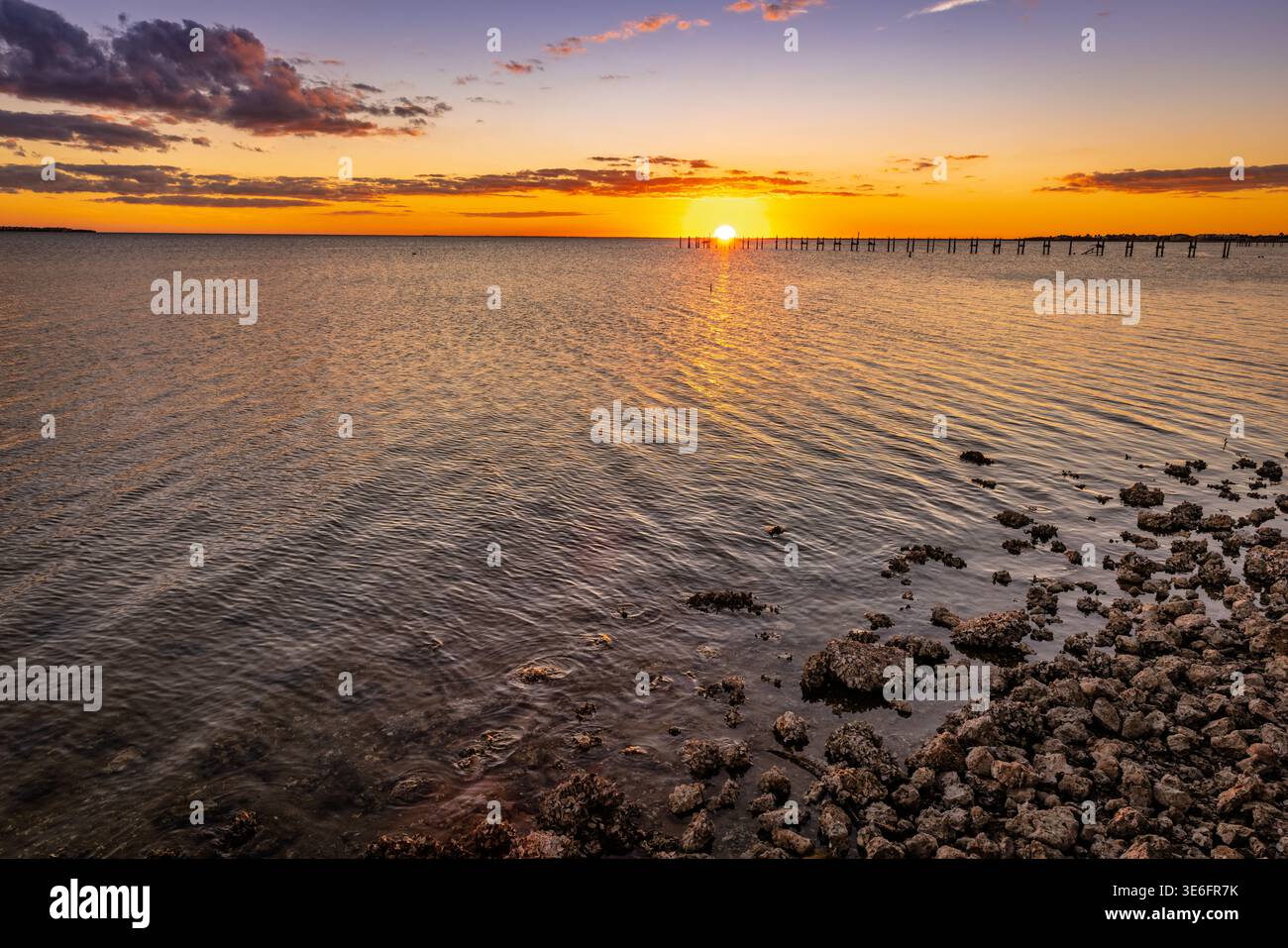 Coucher de soleil panoramique sur le golfe de Mexica à Punta Gorda, Floride Banque D'Images
