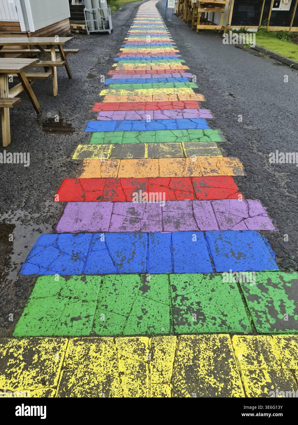 Seydisfjordur, Islande - 23.June 2022: La célèbre route arc-en-ciel de Seydisfjordur avec des bâtiments islandais autour de l'exposition des œuvres d'art peint des murs Banque D'Images