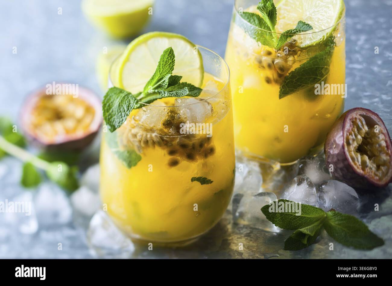 Passion Fruit Lemonade garni de Menthe et citron vert Banque D'Images