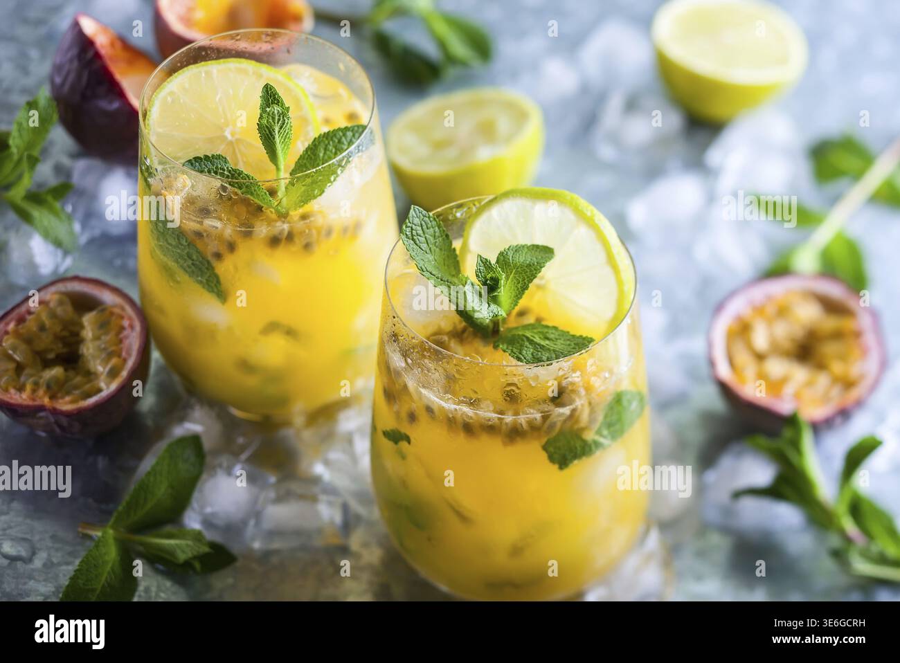 Passion Fruit Lemonade garni de Menthe et citron vert Banque D'Images
