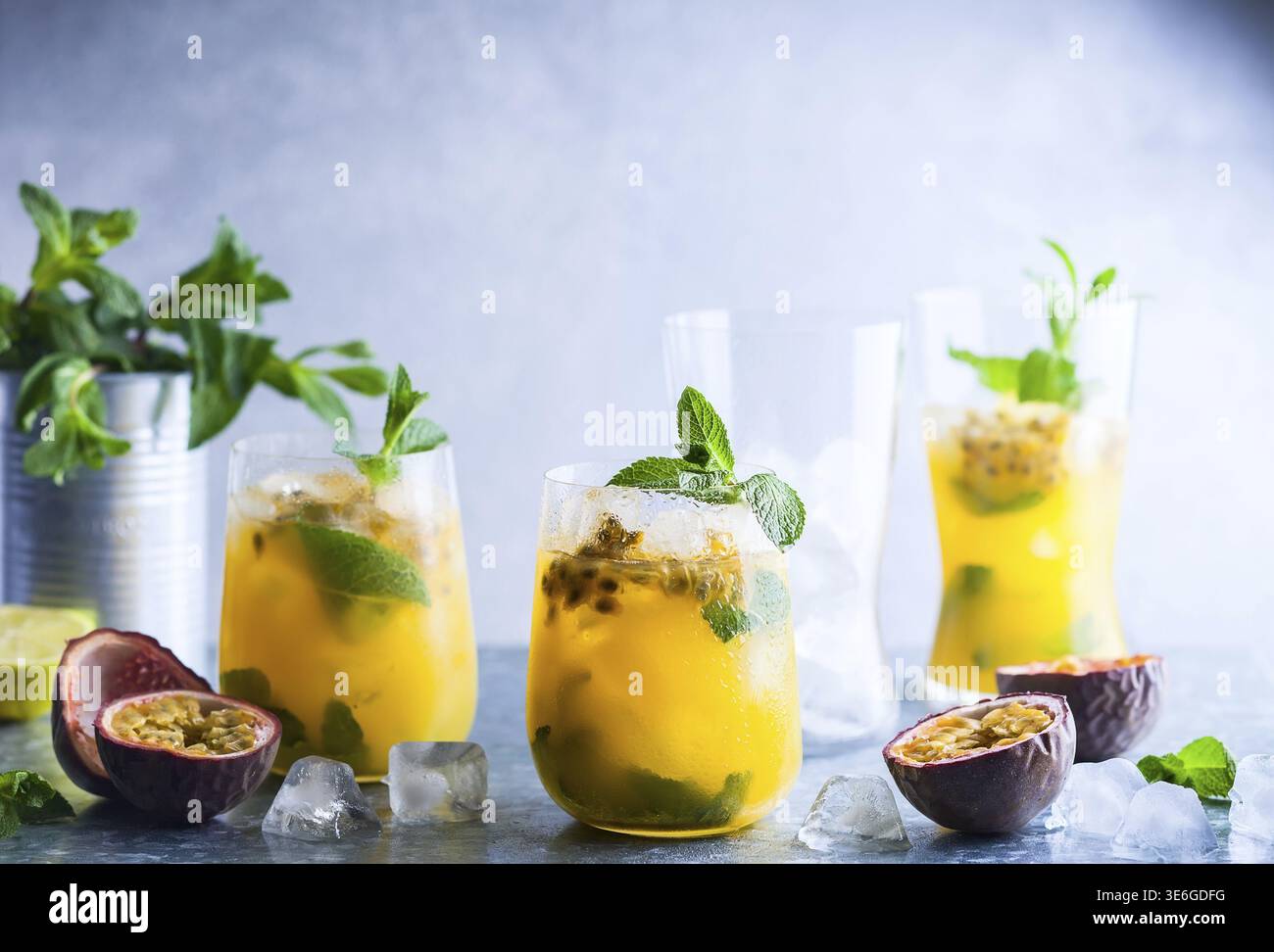 Passion Fruit Lemonade garni de Menthe et citron vert Banque D'Images