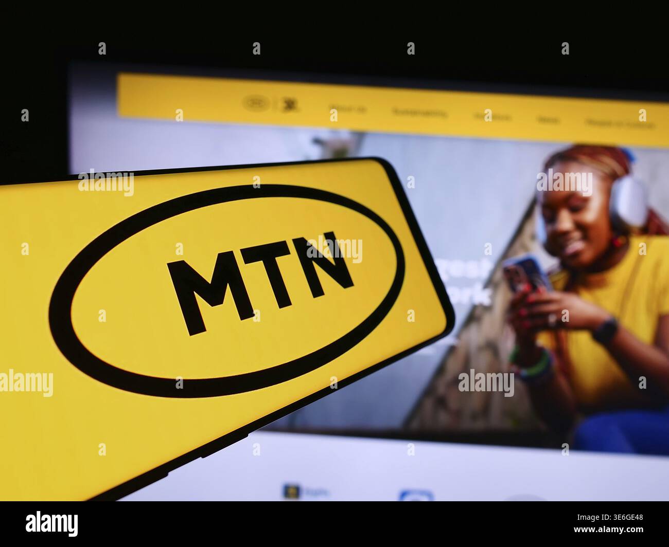 Stuttgart, Allemagne - 08-07-2024 : téléphone portable avec le logo de la société sud-africaine de télécommunications MTN Group Limited en face du site Web. Concentrez-vous sur cente Banque D'Images
