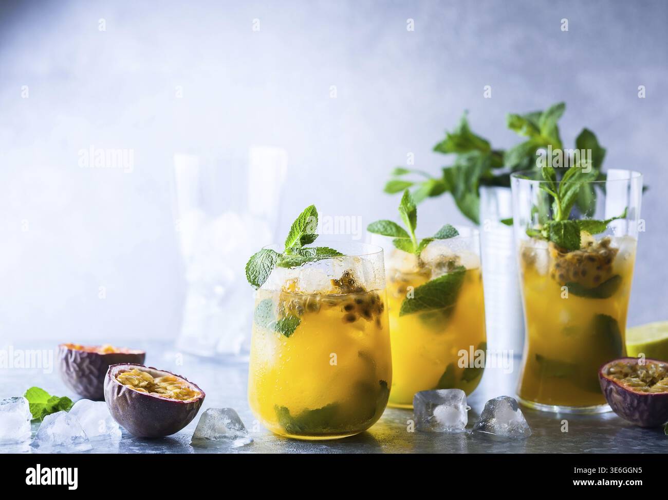 Passion Fruit Lemonade garni de Menthe et citron vert Banque D'Images