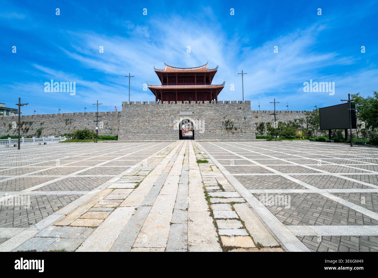 Yongning Ancient City (Yongning Garrison City), avec ses majestueuses tours de la ville. Banque D'Images