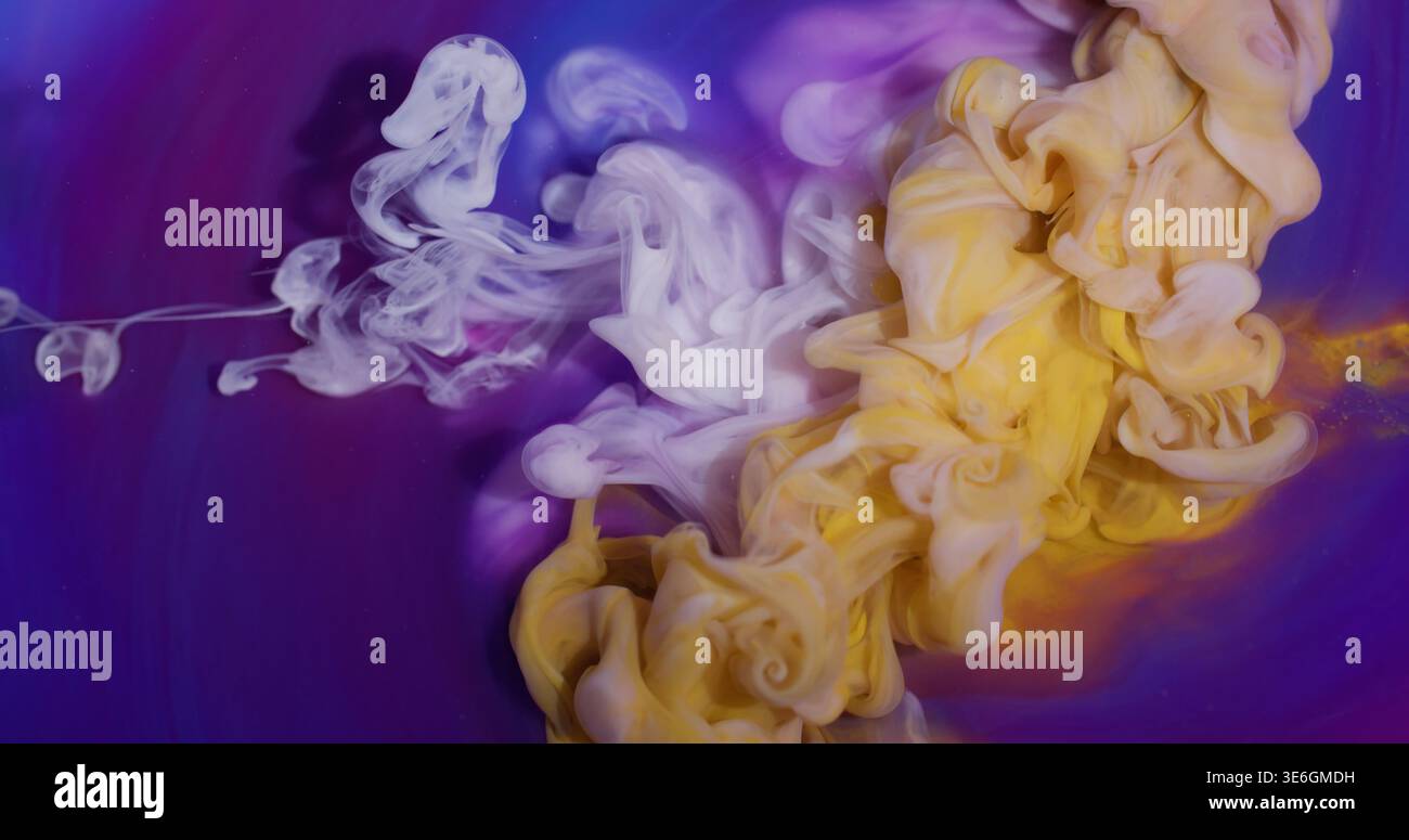 Goutte de mélange de peinture. Brume splash Nuage coloré jaune blanc violet défocalisé pigment brillant se répandant sur fond acrylique abstrait. Banque D'Images