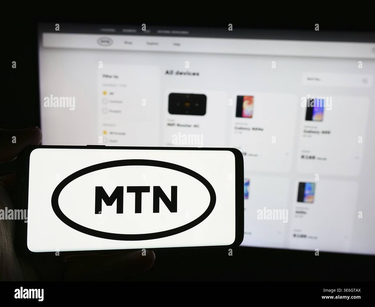 Stuttgart, Allemagne - 08-21-08 2024 : personne tenant un smartphone avec le logo de la société sud-africaine de télécommunications MTN Group Limited en face du site Web Banque D'Images