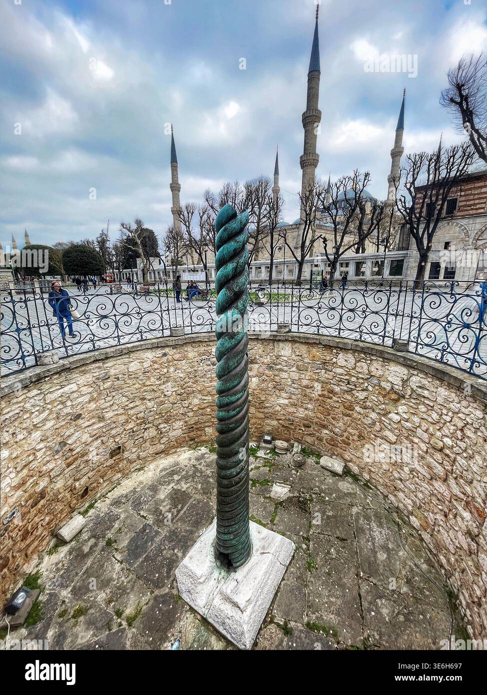 La colonne de Serpent à l'hippodrome de Constantinople, Istanbul, Turquie, ancien monument en bronze datant de 479 av. J.-C., photographié le 12 mars 2026. Banque D'Images