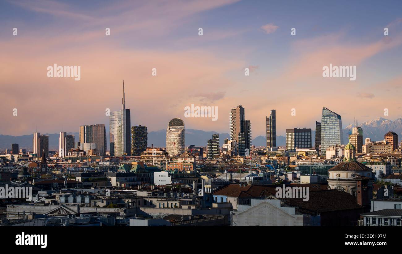 Vue sur les gratte-ciel de Milan au coucher du soleil, les toits et les gratte-ciel de la ville. Dans le quartier CityLife en arrière-plan avec les trois gratte-ciel de tour, Milan, Lombar Banque D'Images