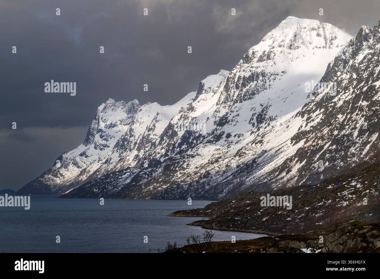 Vue panoramique hivernale du fjord Ersfjorden, Ersfjordbotn, Troms, Norvège Banque D'Images