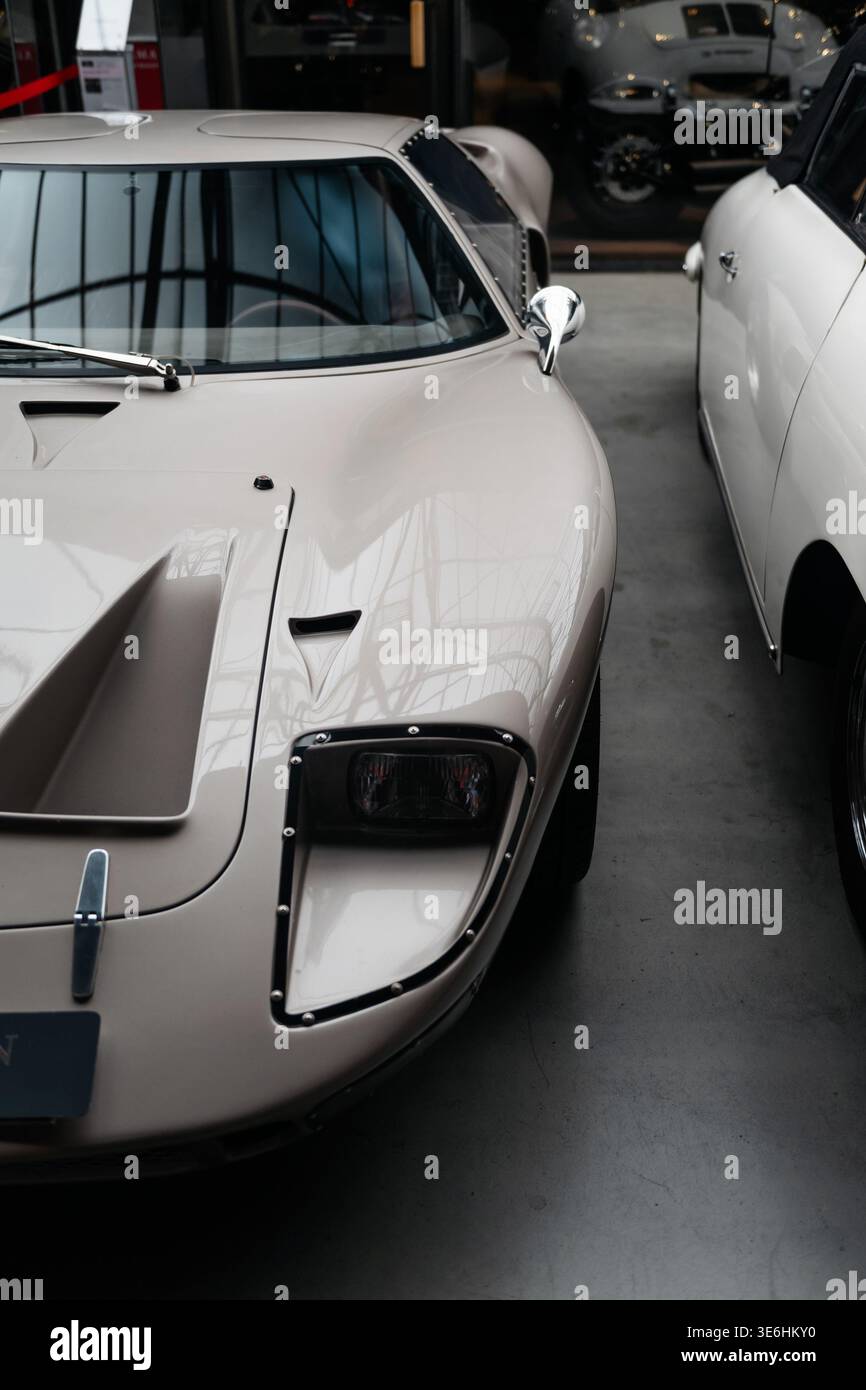Vue de custode de la Ford GT40 beige. Perspective avant à angle élevé de la voiture de course à nez bas des années 1960 avec ouvertures aérodynamiques agressives et courbes élégantes. Banque D'Images