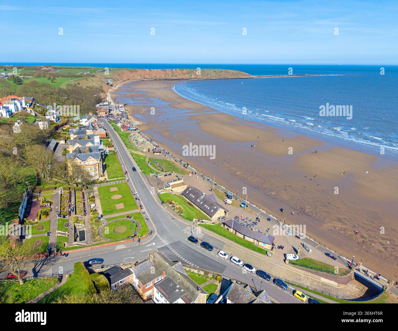 Filey, Yorkshire, Royaume-Uni. 04.06.2026. Image aérienne de haute qualité de Filey Beach le long de la côte du Yorkshire du Nord. 6 avril 2026 Banque D'Images