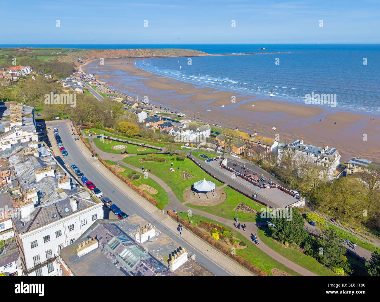 Filey, Yorkshire, Royaume-Uni. 04.06.2026. Image aérienne de haute qualité de Filey Beach le long de la côte du Yorkshire du Nord. 6 avril 2026 Banque D'Images