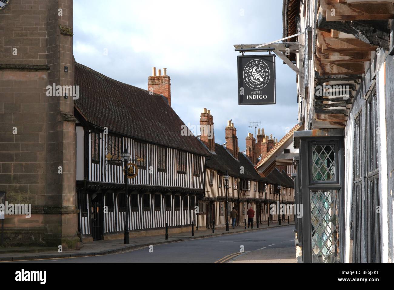 Church Street, Stratford-upon-Avon, montrant la salle de classe de Shakespeare, le Guildhall, Tudor Almshouses, et le panneau Hôtel Indigo. Banque D'Images