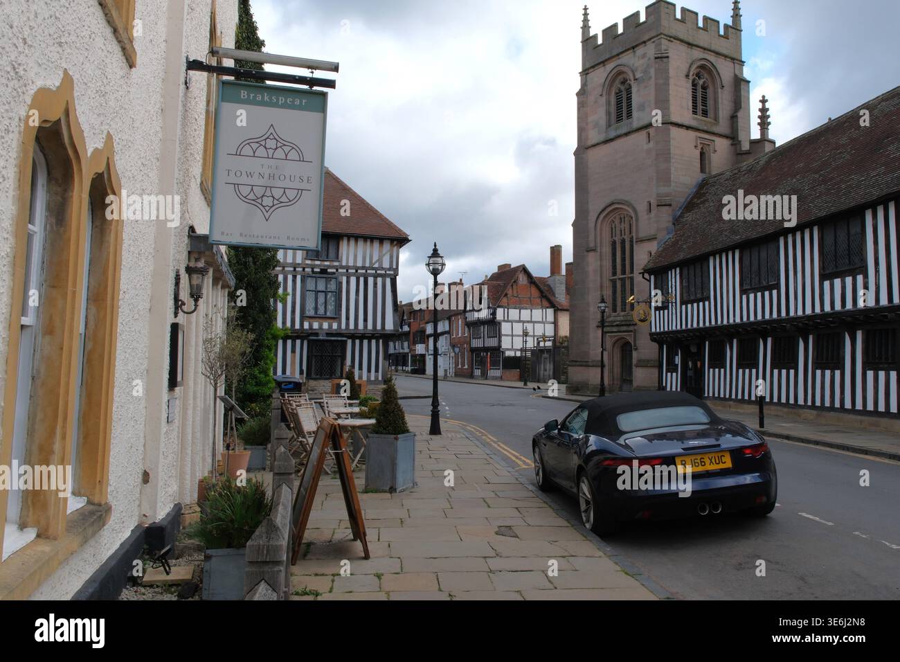Church Street, Stratford-upon-Avon, avec Guildhall, Shakespeare’s Schoolroom, Tudor Buildings et le restaurant Stratford Townhouse. Banque D'Images