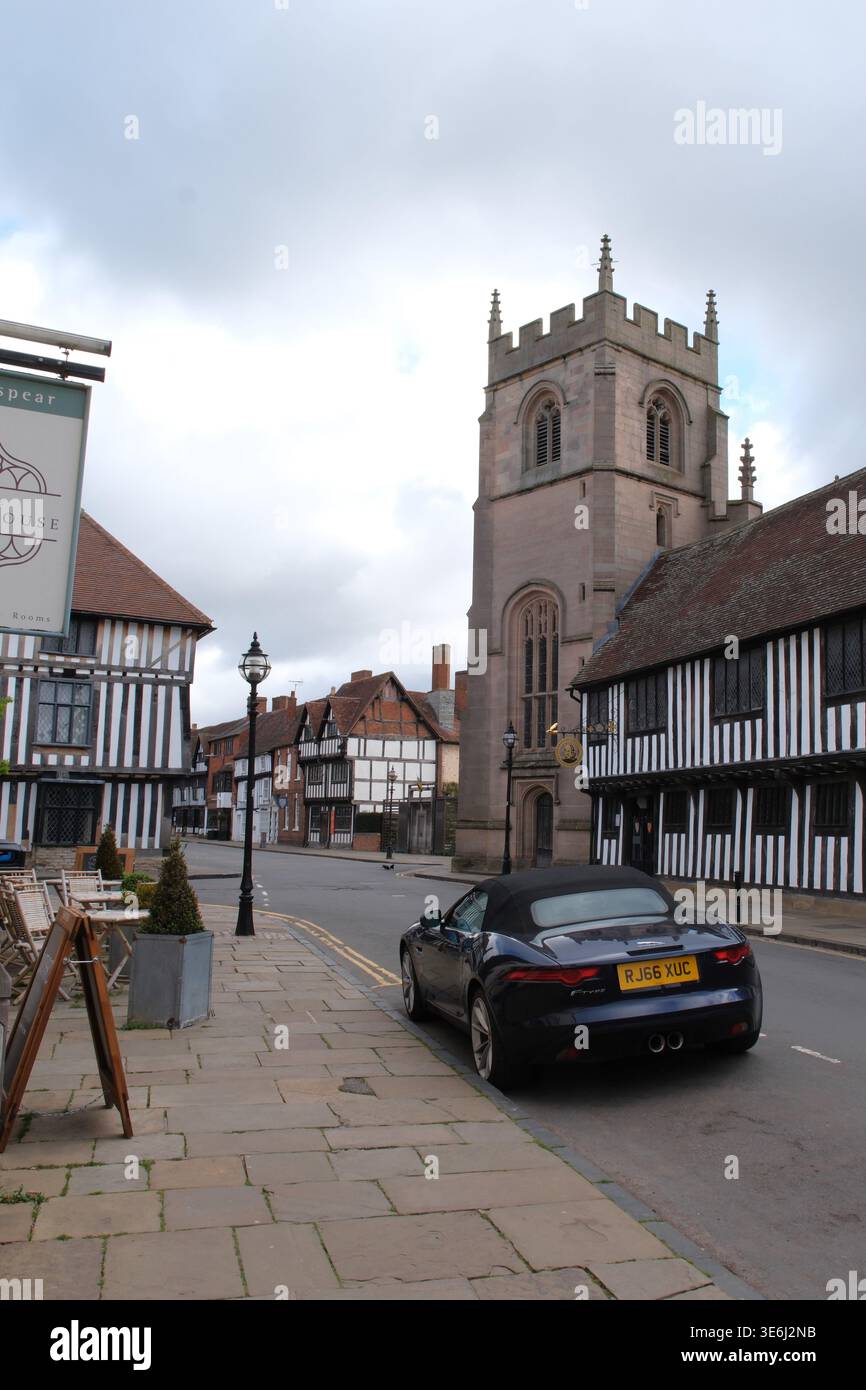 Church Street, Stratford-upon-Avon, avec Guildhall, Shakespeare’s Schoolroom, Tudor Buildings et le restaurant Stratford Townhouse. Banque D'Images