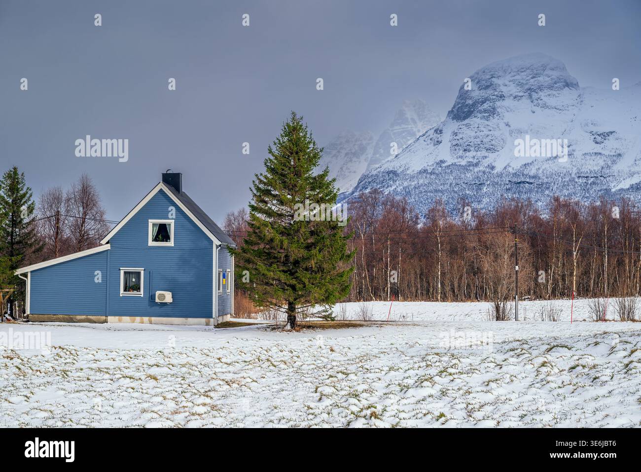 Maison rurale en bois avec Lyngen Alpes en arrière-plan, Overgard, Troms, Norvège Banque D'Images