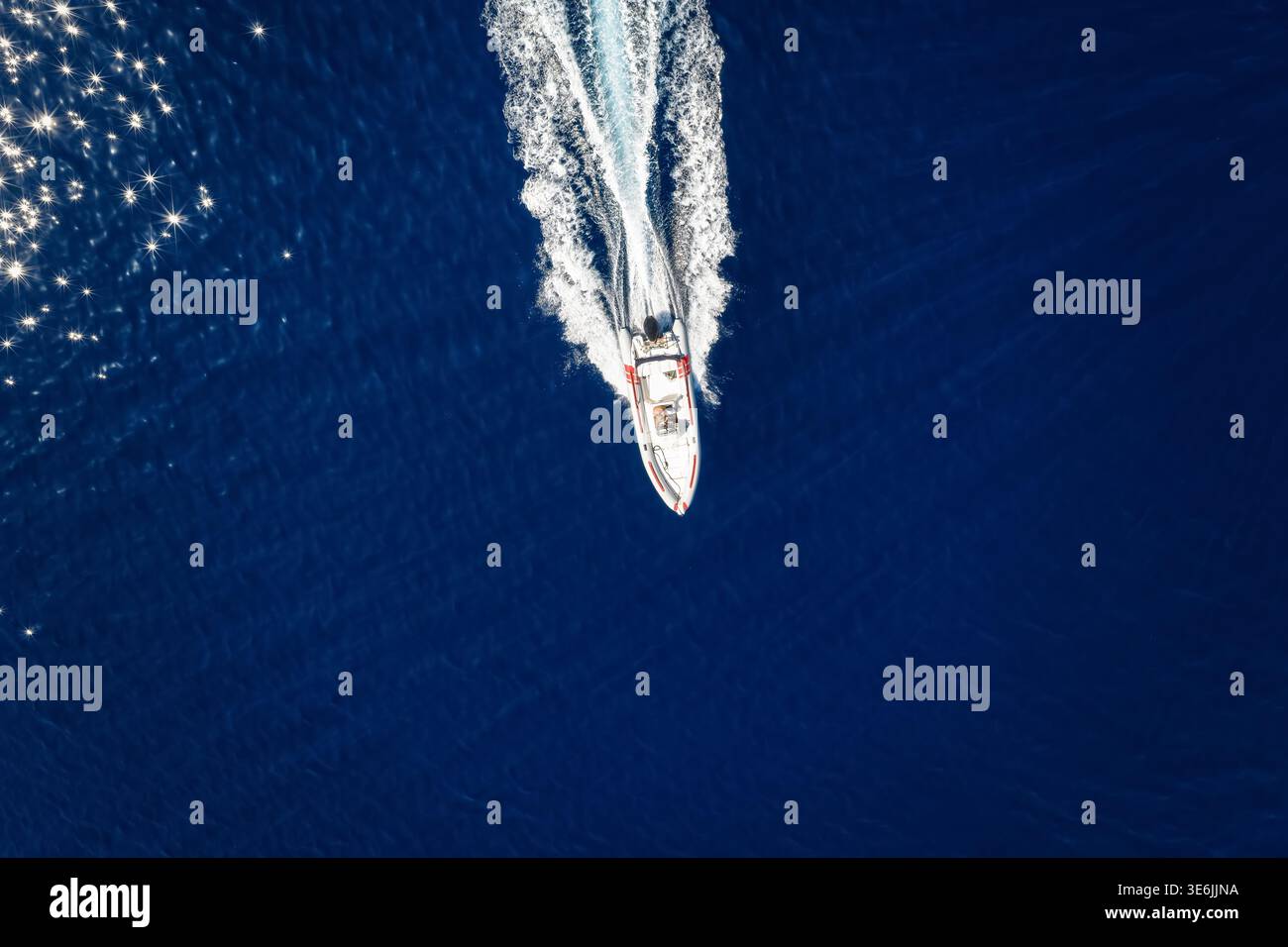 Vue aérienne aérienne d'un bateau à moteur RIB traversant avec vitesse l'océan bleu avec espace de copie Banque D'Images