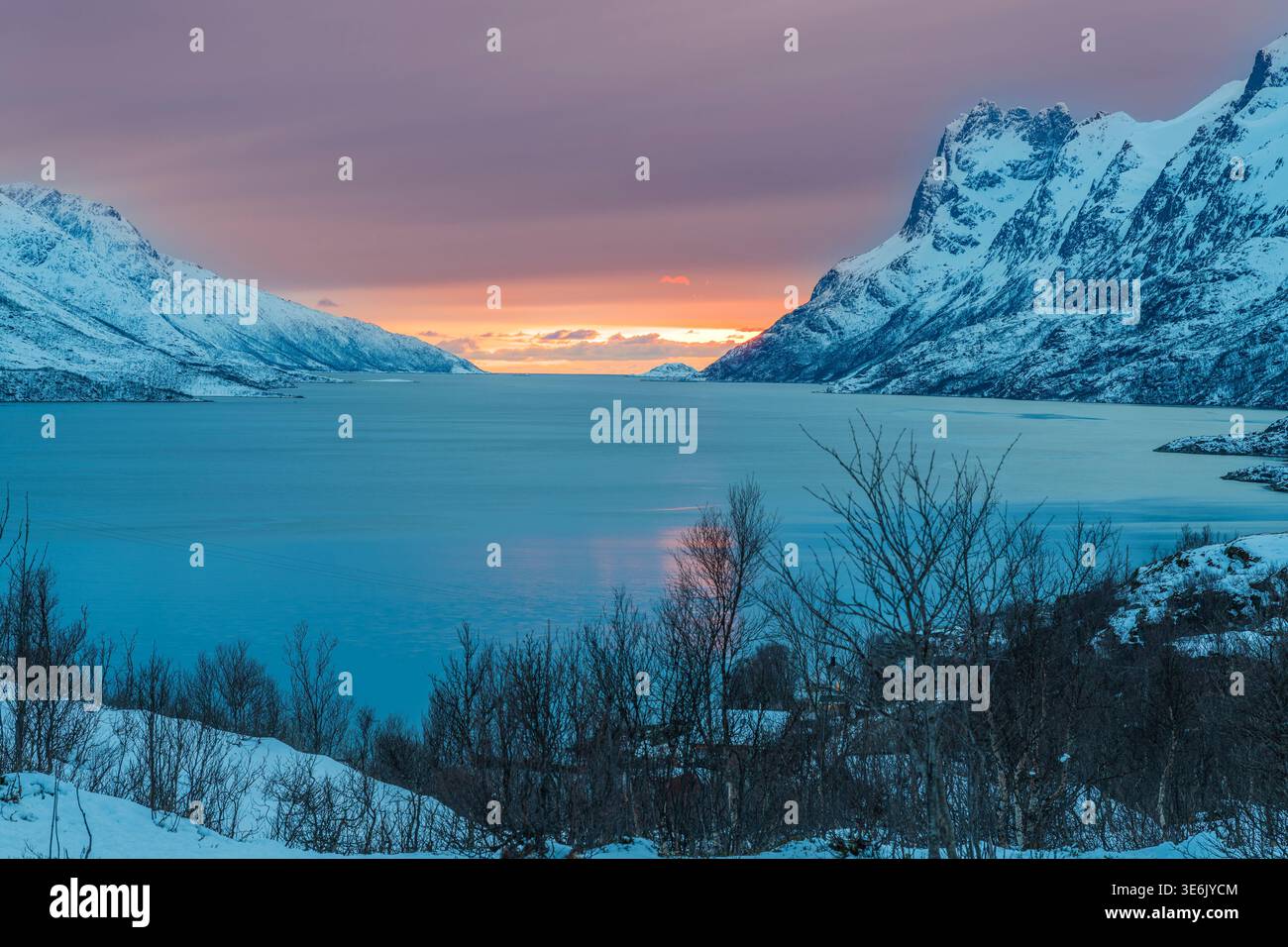 Vue panoramique hivernale du fjord Ersfjorden, Ersfjordbotn, Troms, Norvège Banque D'Images