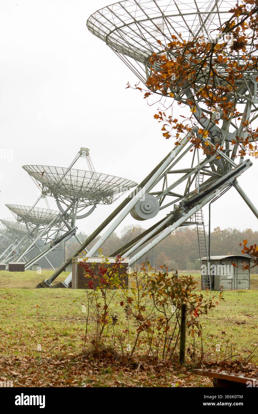 Rangée de radiotélescopes futuristes dans le paysage rural de Drenthe Banque D'Images