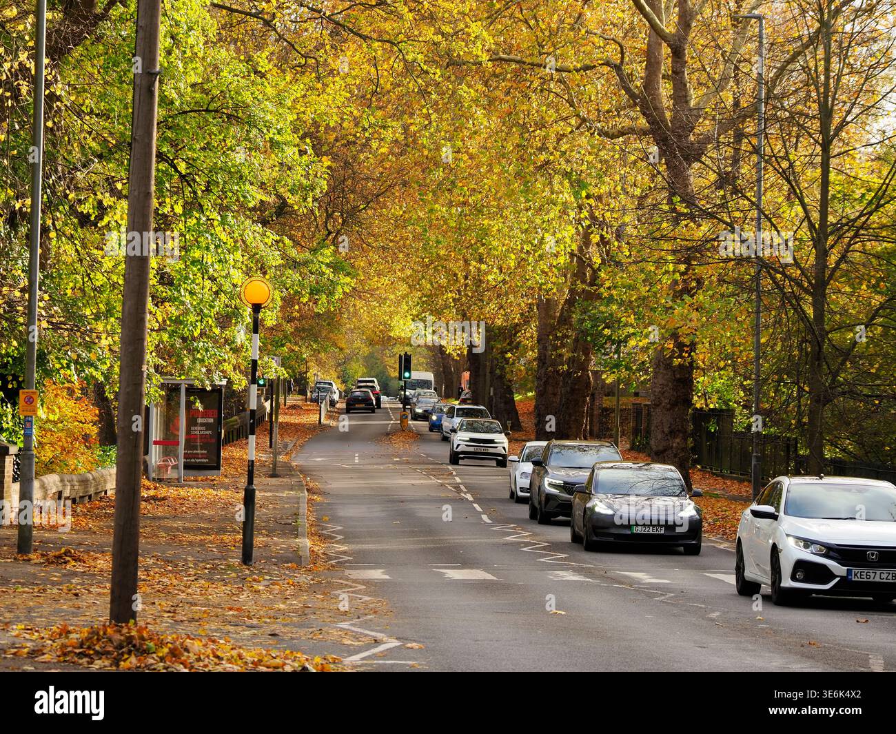 Scène de rue d'automne avec des voitures à Luton, Bedfordshire, Angleterre Banque D'Images