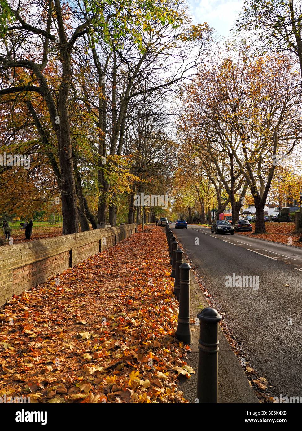 Scène de rue d'automne avec des voitures à Luton, Bedfordshire, Angleterre Banque D'Images