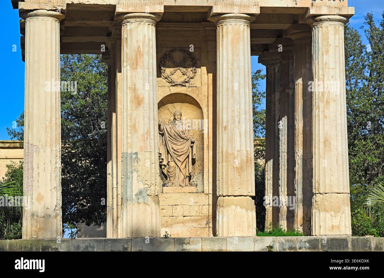 Une vue détaillée du Monument à Sir Alexander Ball, un mémorial néoclassique important situé dans les jardins inférieurs de Barrakka de la Valette, Malte Banque D'Images