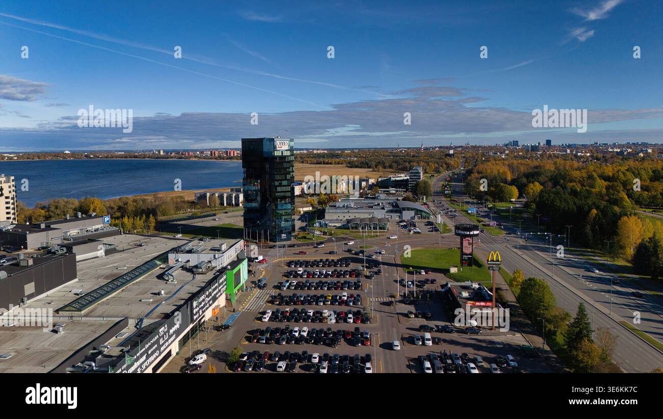 Vue drone du quartier Rocca al Mare et de la tour Audi à Tallinn, Estonie Banque D'Images
