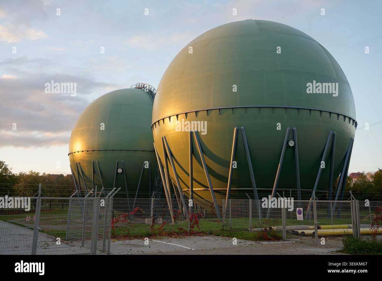 Deux grands réservoirs sphériques de stockage de gaz naturel vert dans une installation industrielle photographiée à l'heure d'or, Kaiserslautern, Rhénanie-Palatinat, Germa Banque D'Images