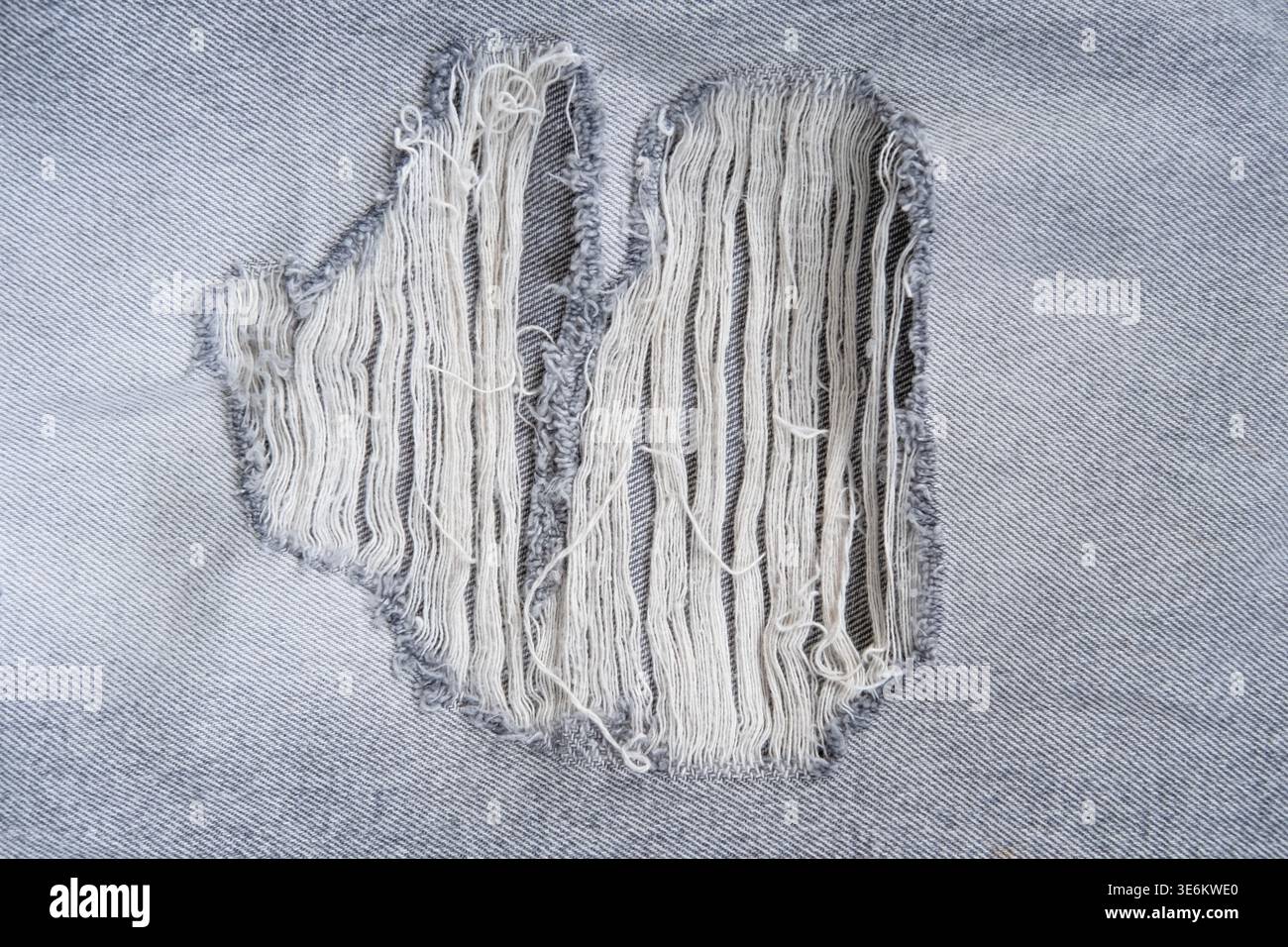 Jean déchiré textile gris. Banque D'Images