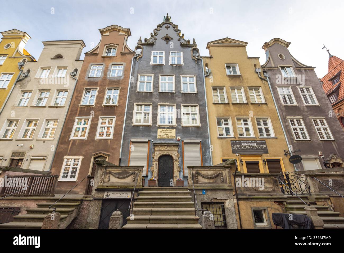Gdansk, Pologne - 2 mai 2025 : la rue Mariacka dans le centre historique de la ville. Des bâtiments historiques colorés bordent une rue dans cette ville européenne, featuri Banque D'Images