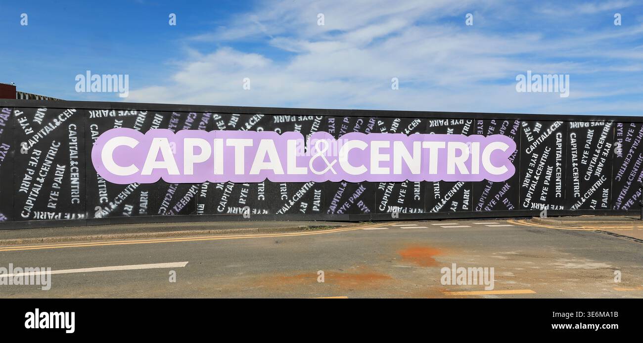 Un signe pour les promoteurs immobiliers Capital et Centric qui réaménagent un site de centre-ville, Newcastle-under-Lyme, Staffordshire, Angleterre, Royaume-Uni Banque D'Images