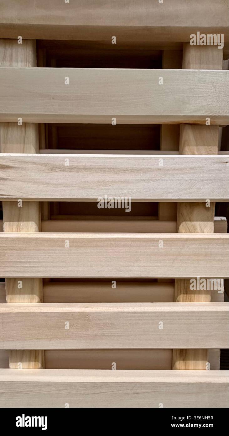 Lattes en bois clair en gros plan, motif en bois naturel avec des lignes géométriques. Banque D'Images