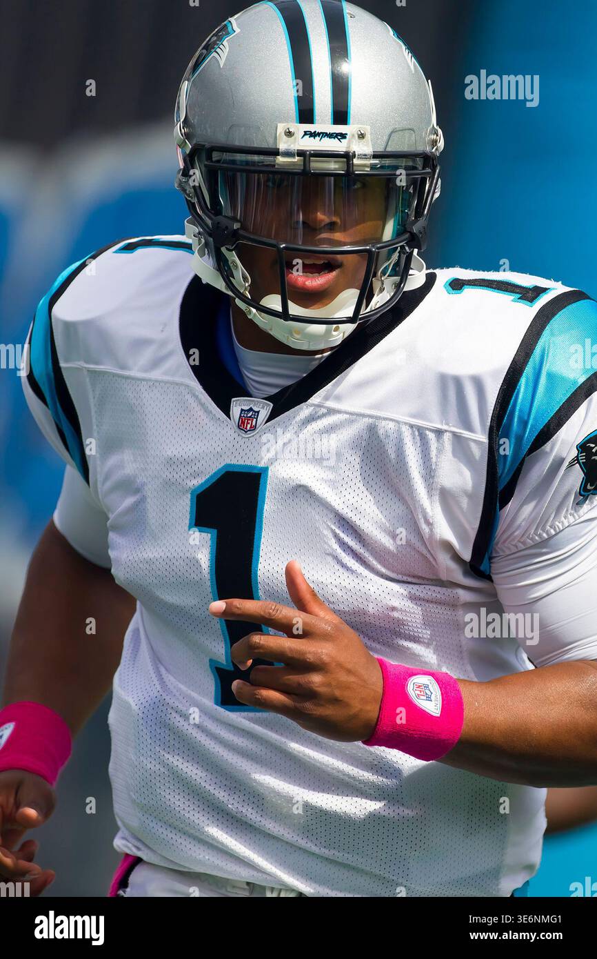 CHARLOTTE, NC - OCT 09, 2010 : le quarterback des Carolina Panthers, Cam Newton, joue contre les Saints de la Nouvelle-Orléans au Bank of America Stadium de Charlotte, NC. Banque D'Images