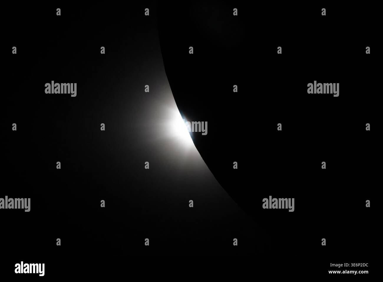 Fin de l'éclipse solaire totale alors que la lumière du soleil réémerge de derrière la Lune, éclat lumineux le long du membre lunaire, Artemis II survol lunaire, 6 avril 2026, NASA Banque D'Images