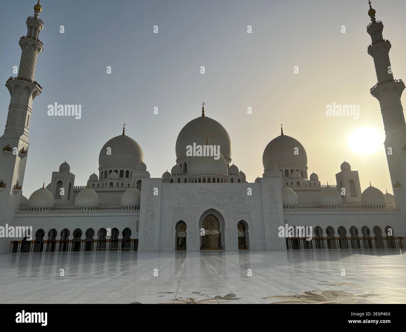 Vue extérieure ensoleillée de la Grande Mosquée Sheikh Zayed à Abu Dhabi, Émirats arabes Unis. - Image de stock capturée avec un smartphone